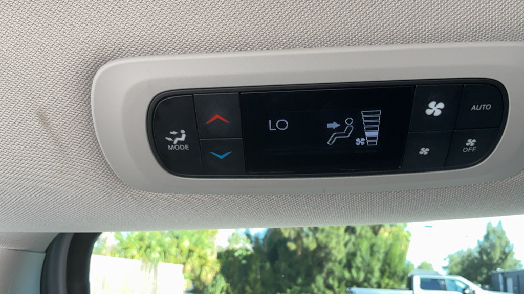 Used 2024 Chrysler Pacifica Touring-L FWD image 27