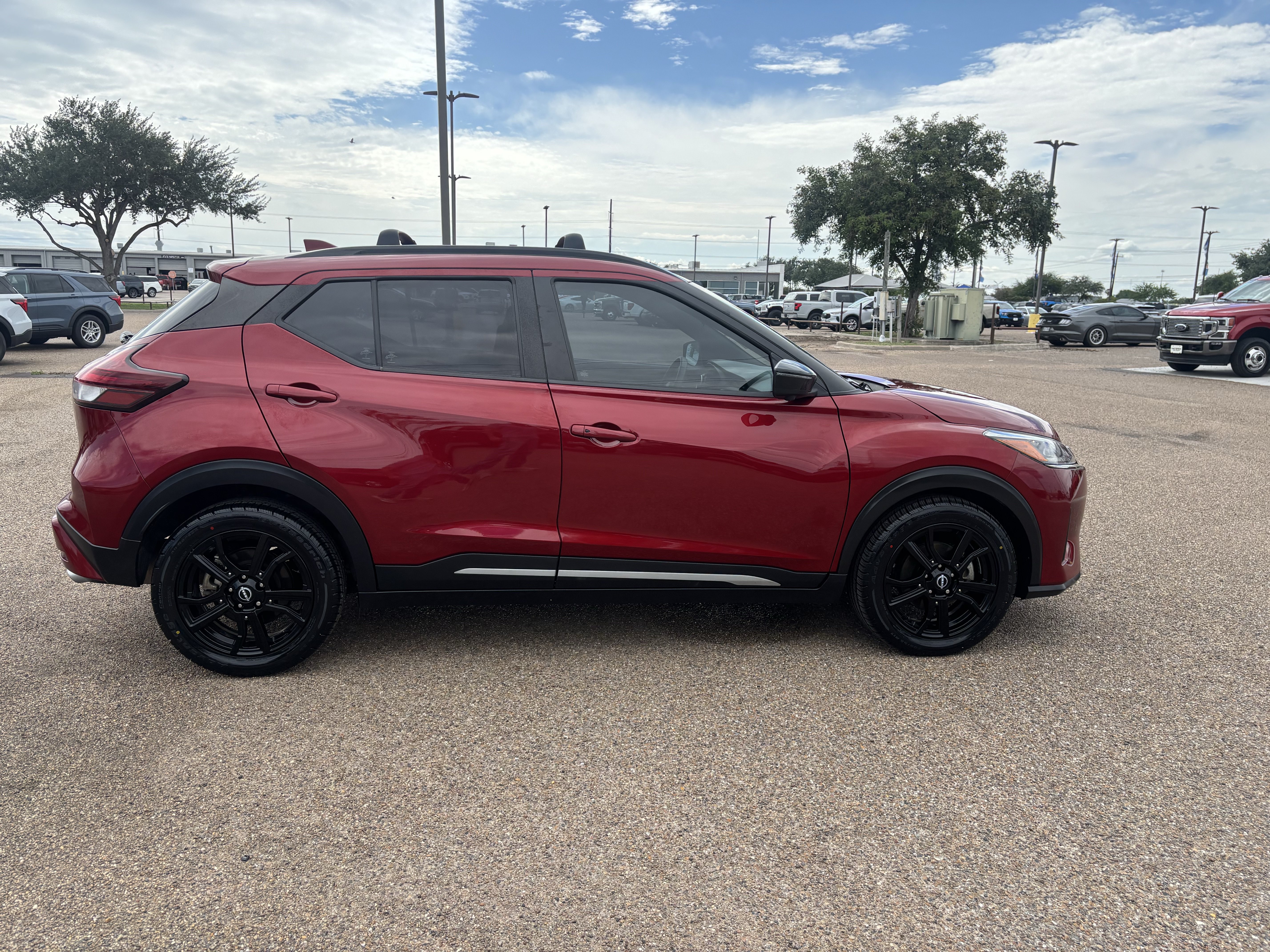 Used 2023 Nissan Kicks SR w/ Exterior Package FWD image 4