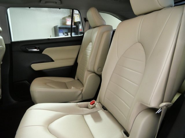 Used 2023 Toyota Highlander XLE AWD/4WD image 15