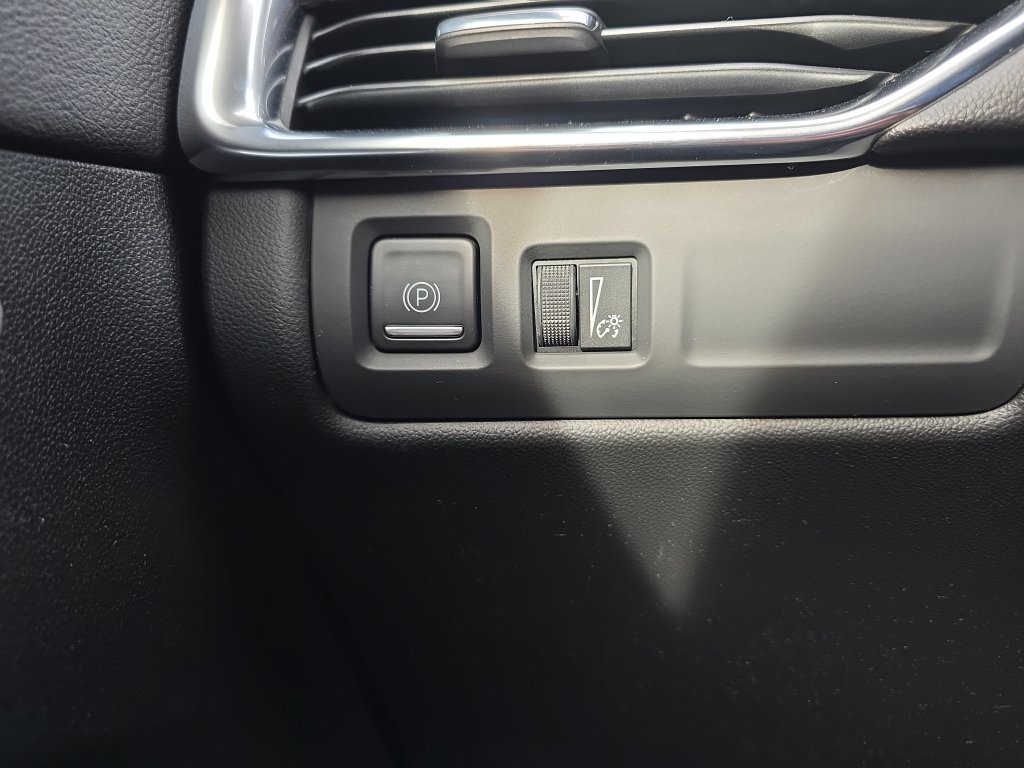 Used 2021 Cadillac XT4 Luxury w/ Cold Weather Package AWD/4WD image 42