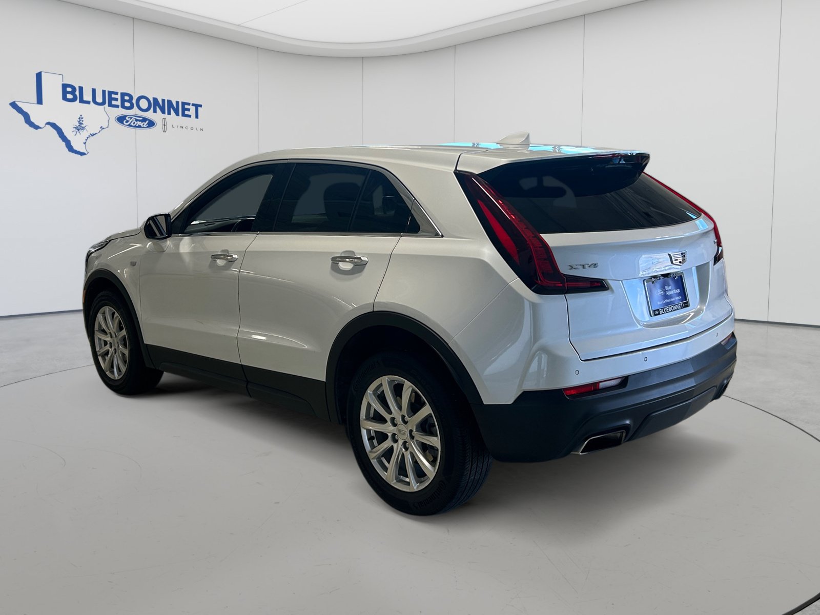 Used 2023 Cadillac XT4 Luxury w/ Cold Weather Package FWD image 7