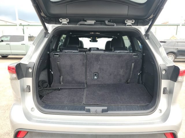 Used 2022 Toyota Highlander XSE FWD image 24