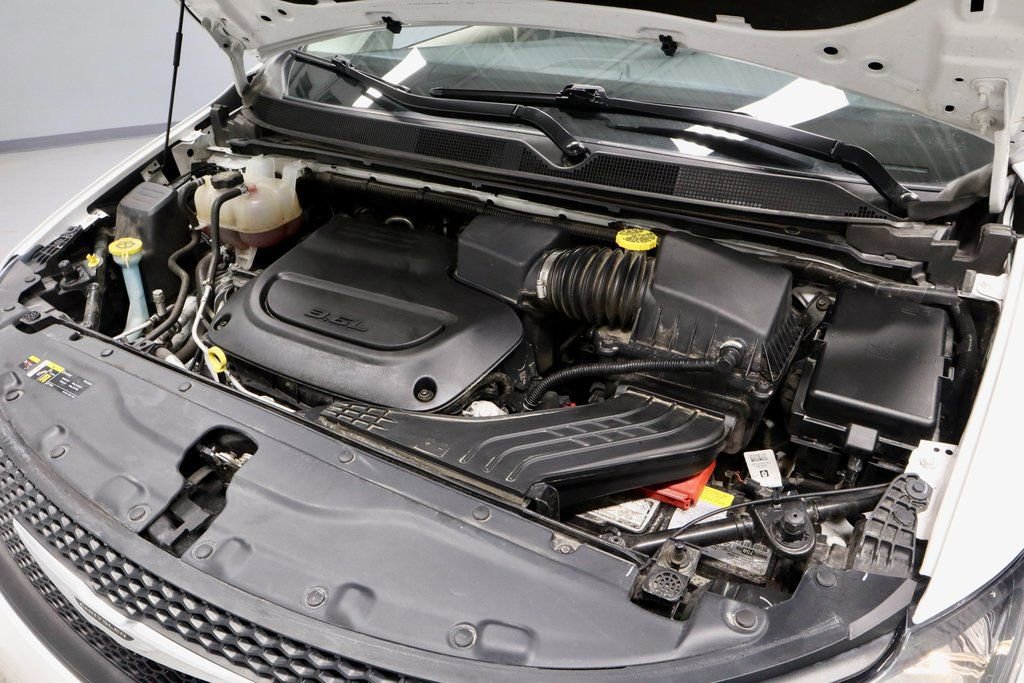 Used 2023 Chrysler Voyager LX image 17