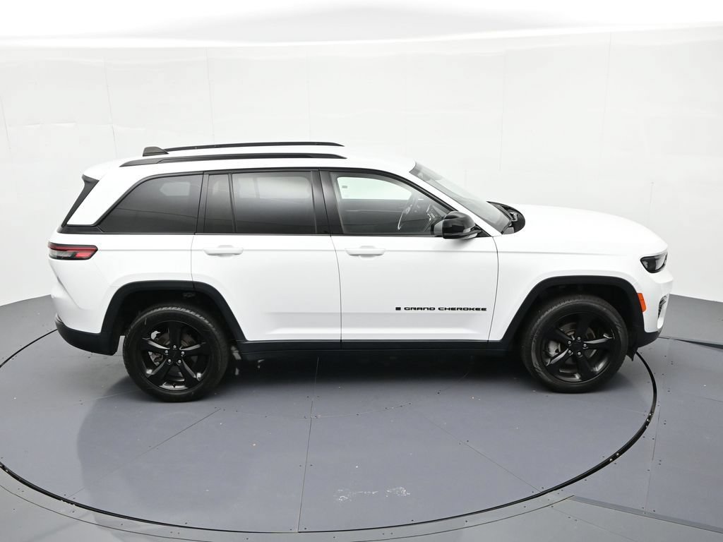 Used 2023 Jeep Grand Cherokee Limited w/ Black Appearance Package AWD/4WD image 19