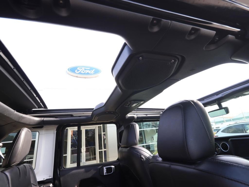 Used 2023 Jeep Wrangler Unlimited Sahara AWD/4WD image 2