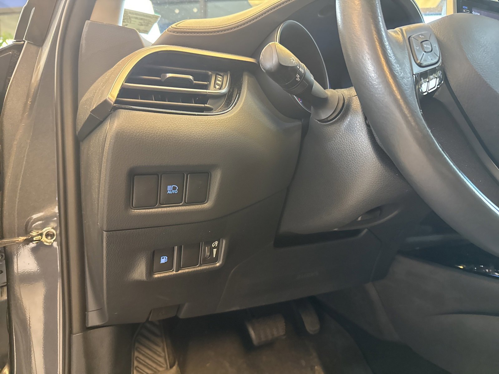 Used 2022 Toyota C-HR Limited image 23