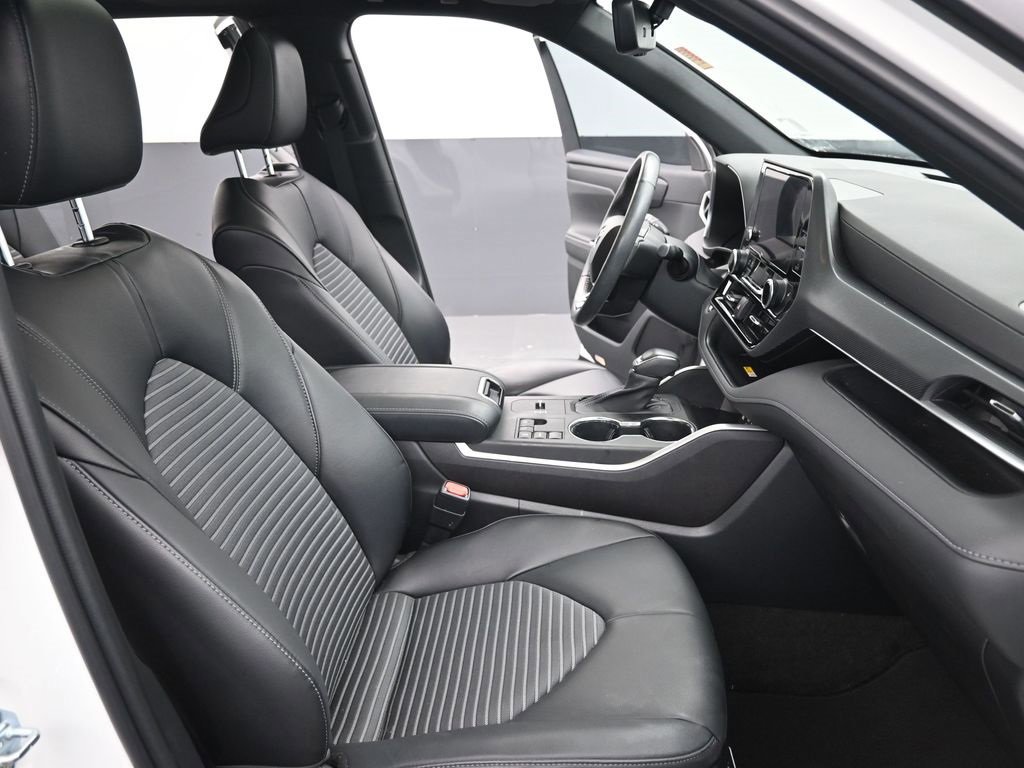 Used 2023 Toyota Highlander L image 29