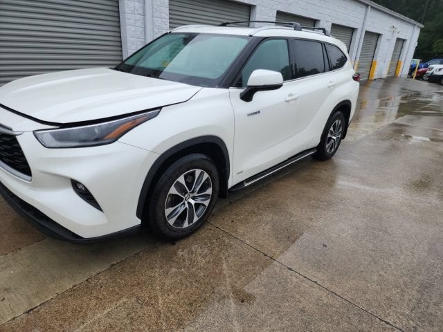 Used 2021 Toyota Highlander XLE AWD/4WD image 6