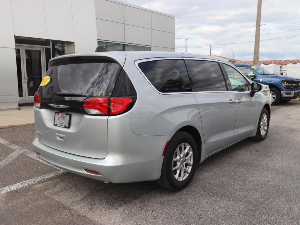 Used 2023 Chrysler Voyager LX FWD image 5