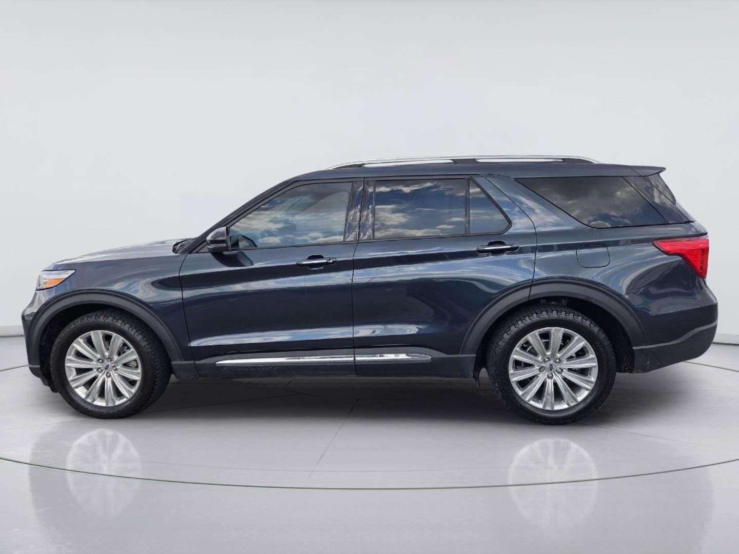 Certified 2022 Ford Explorer Limited w/ Equipment Group 301A RWD image 5