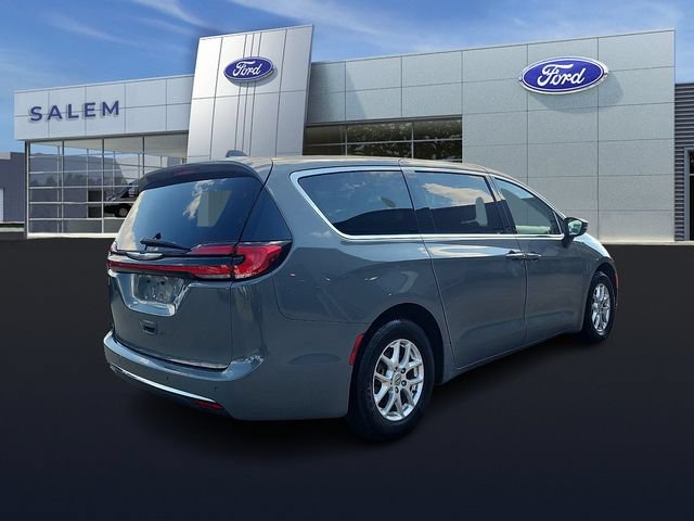 Used 2023 Chrysler Pacifica Touring-L FWD image 3