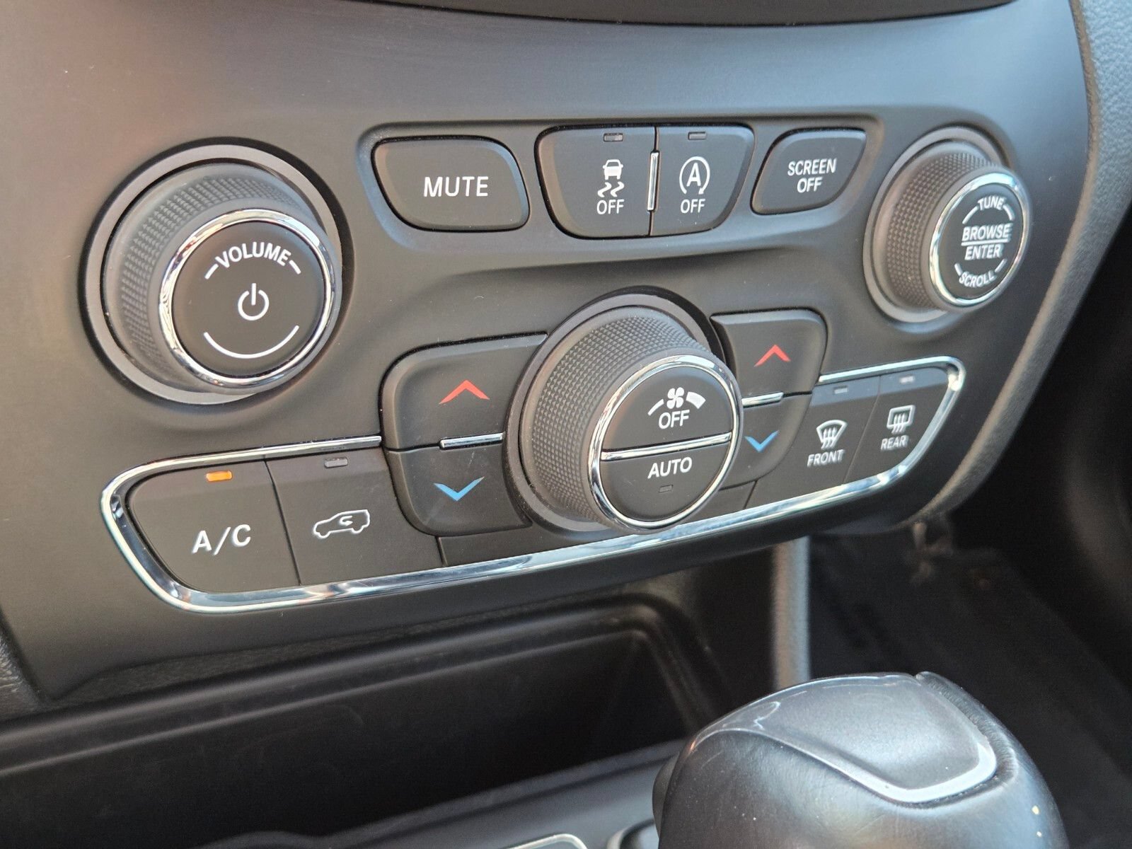 Used 2022 Jeep Cherokee Limited w/ Elite Package AWD/4WD image 23