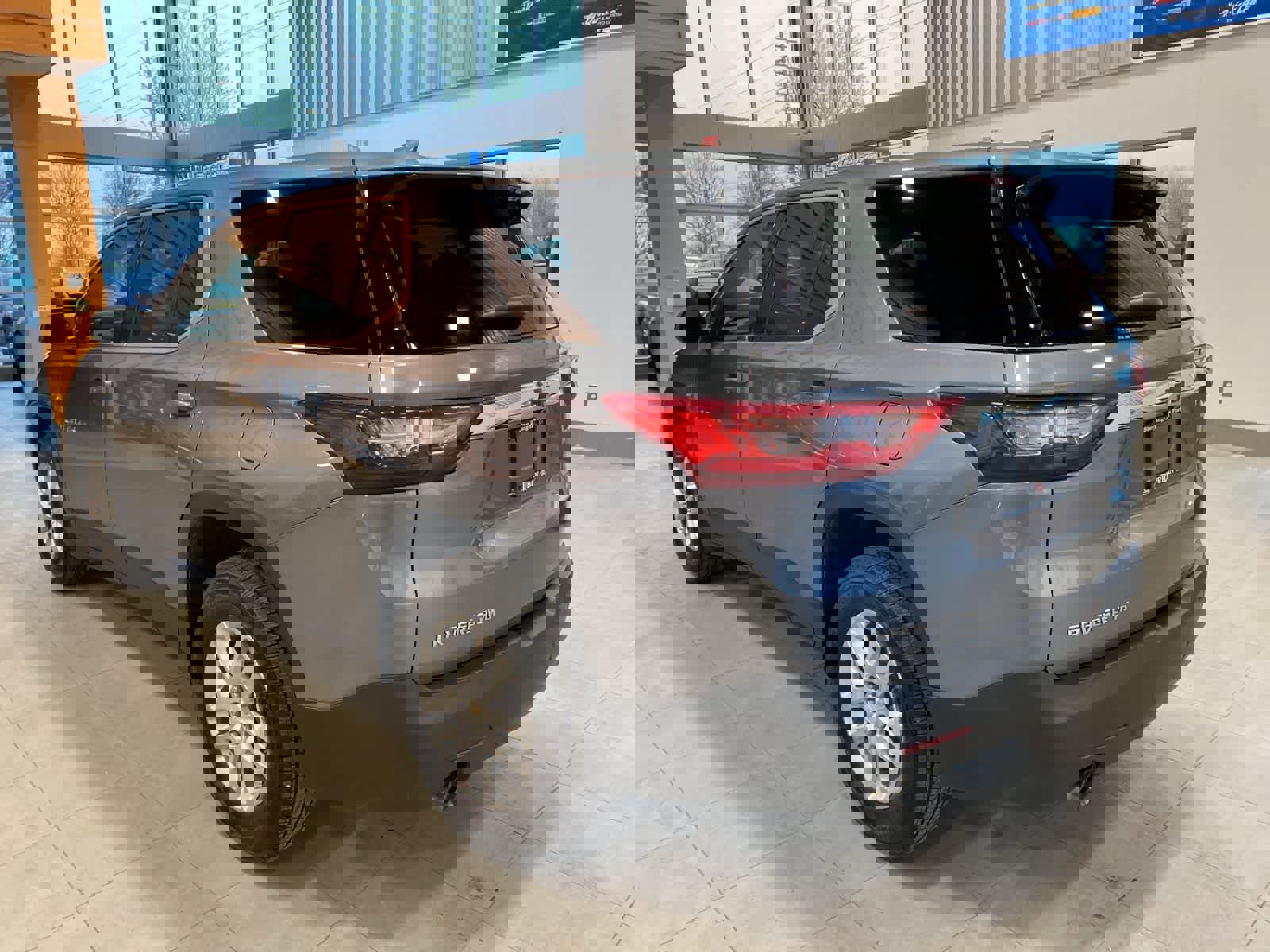 Used 2021 Chevrolet Traverse LS image 3