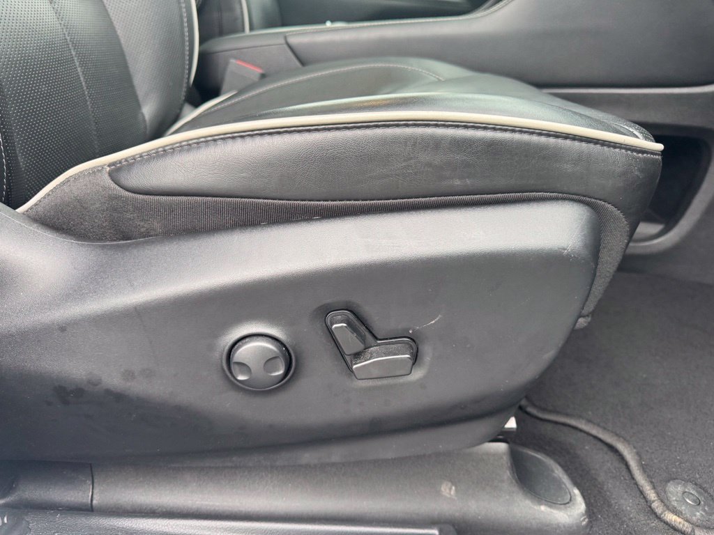Used 2025 Chrysler Pacifica Limited FWD image 18