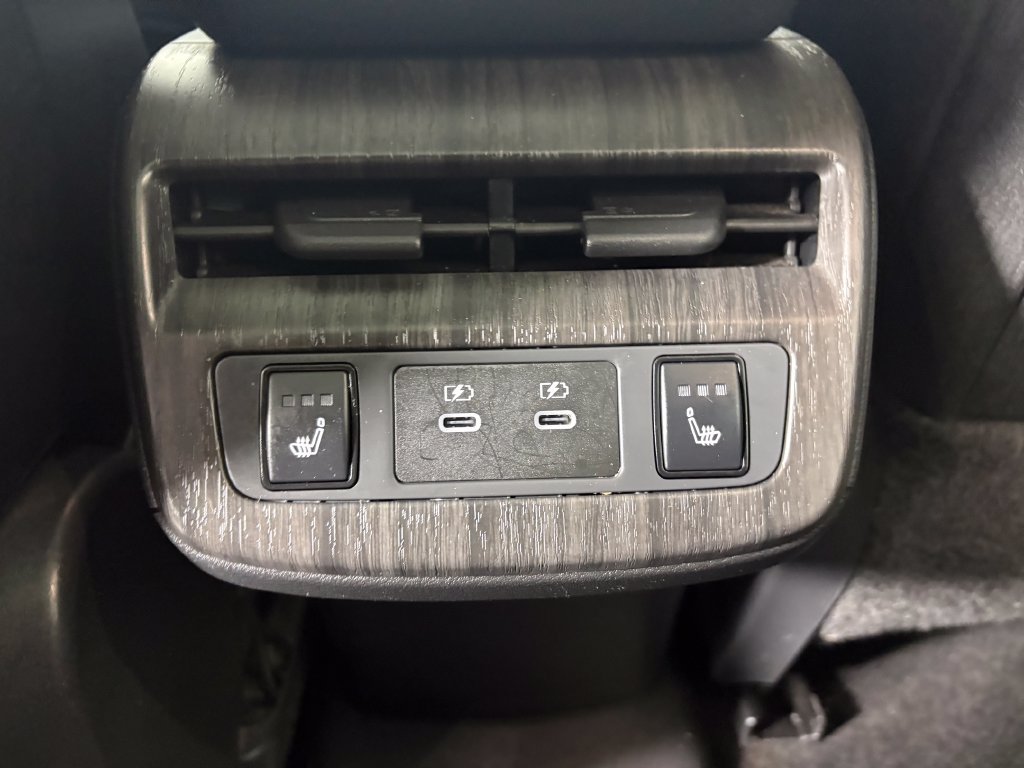Used 2025 Nissan Ariya AWD image 30