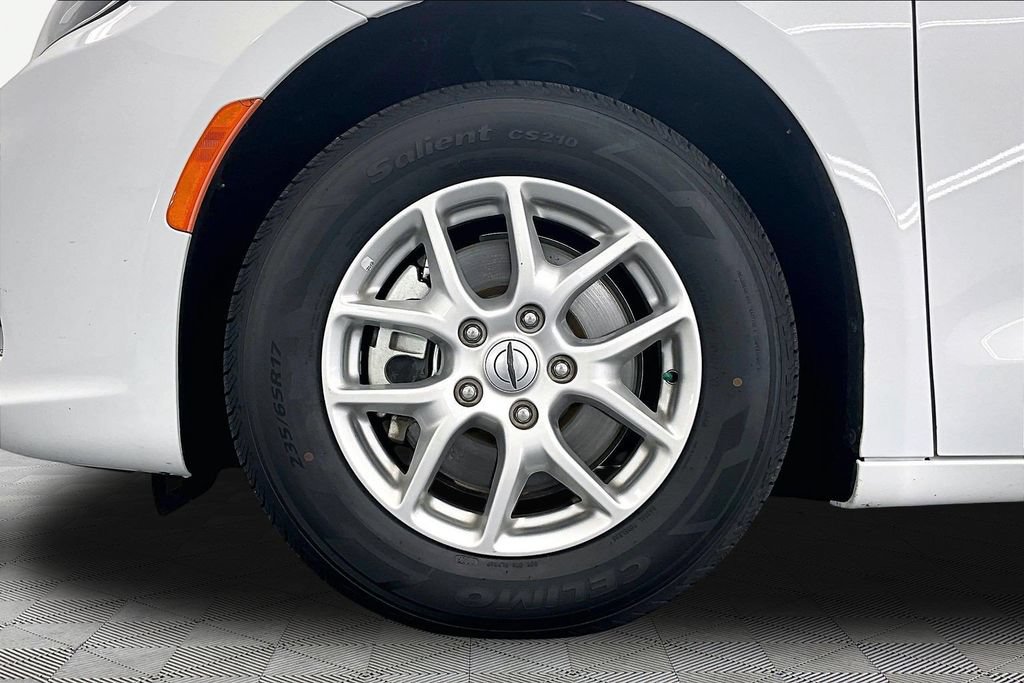 Used 2024 Chrysler Pacifica Touring-L FWD image 9