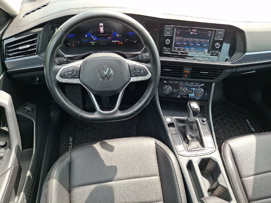 Used 2023 Volkswagen Jetta SE FWD image 2