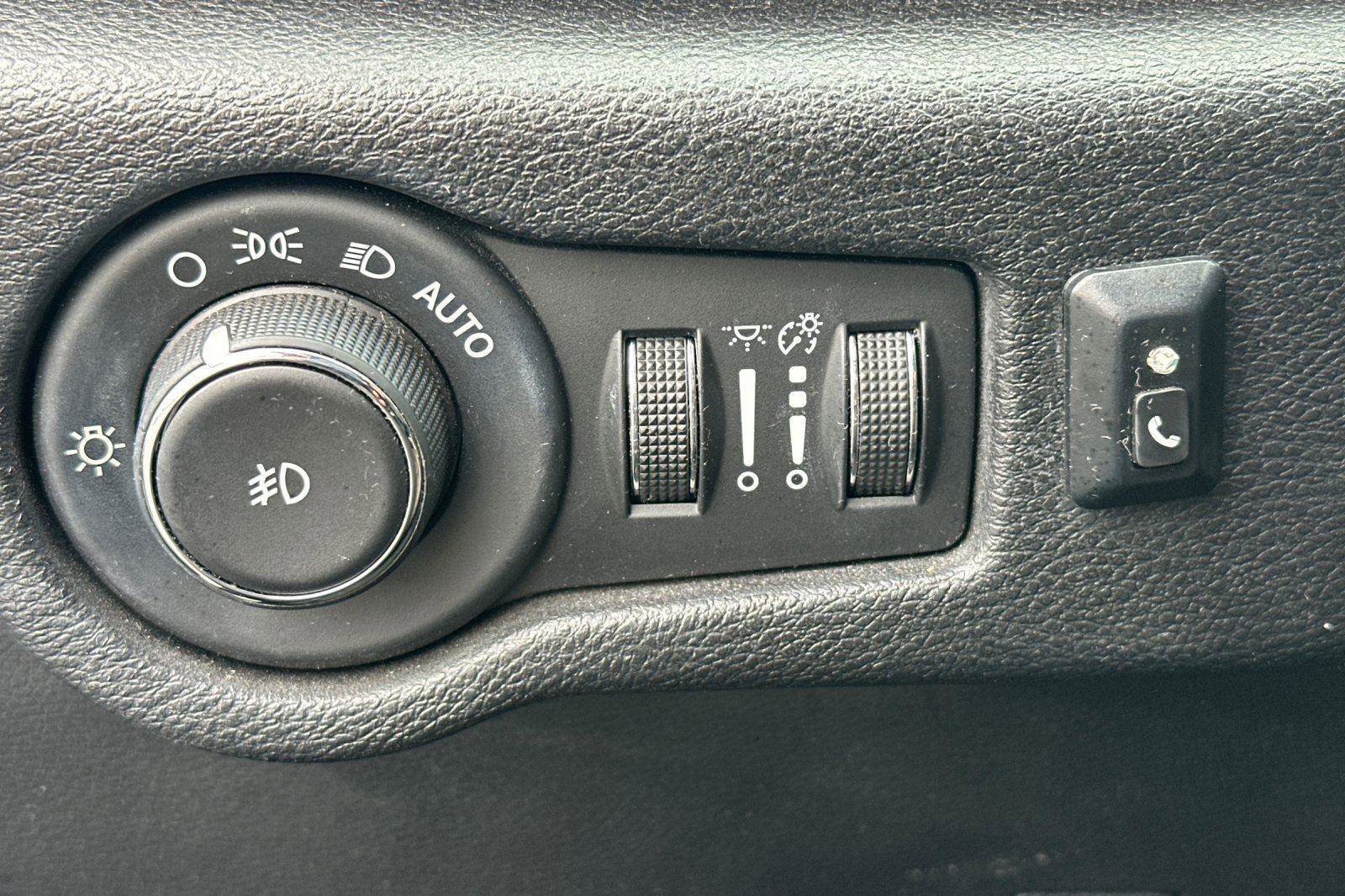 Used 2017 Chrysler Pacifica Limited image 34