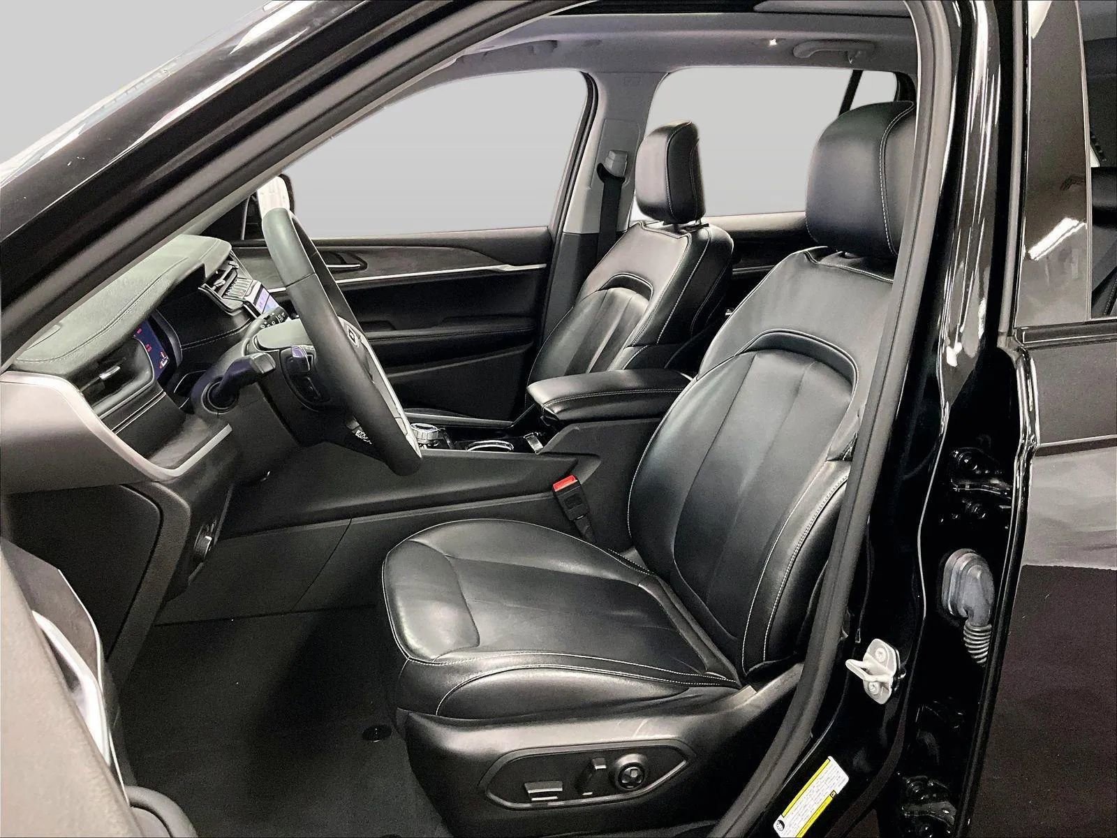 Used 2023 Jeep Grand Cherokee Limited image 24