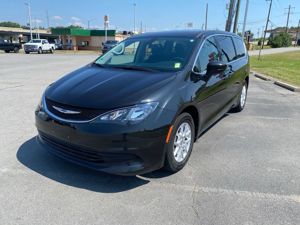 Used 2020 Chrysler Voyager LX FWD image 3