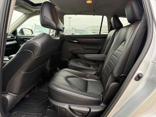 Used 2022 Toyota Highlander XLE AWD/4WD image 11