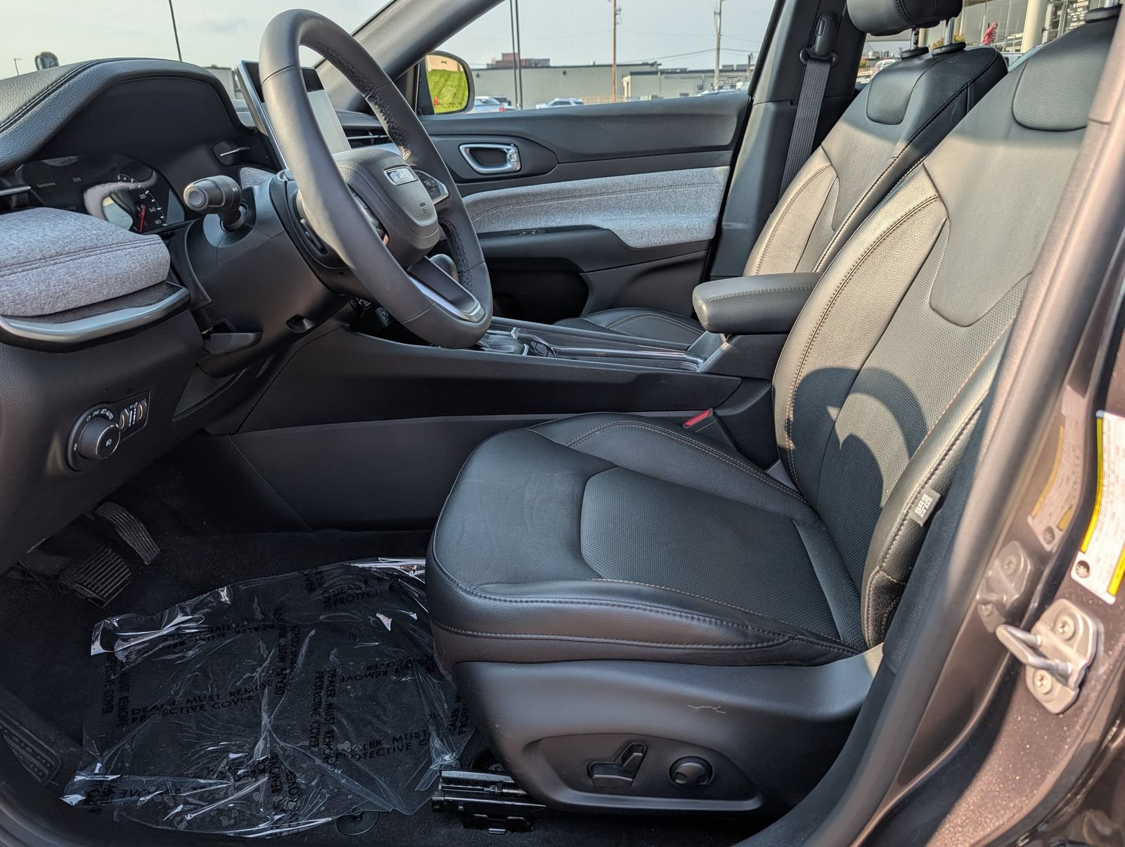 Used 2023 Jeep Compass Latitude w/ Sun and Sound Group AWD/4WD image 18