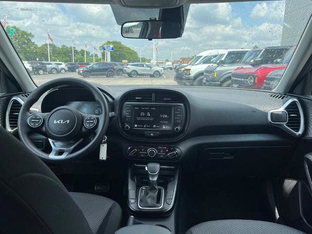Used 2025 Kia Soul LX w/ LX Technology Package FWD image 14