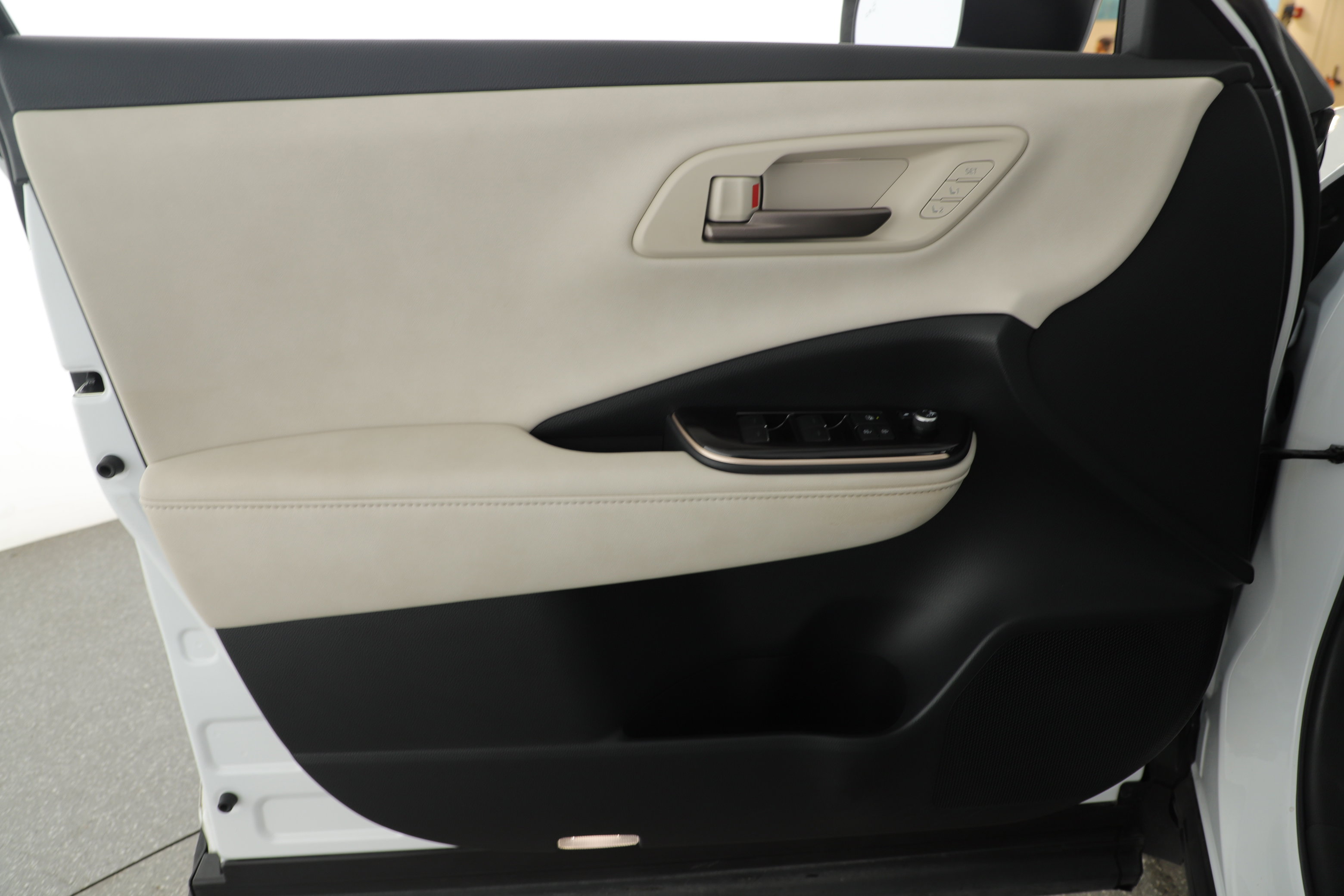 Used 2024 Toyota Crown Limited image 8