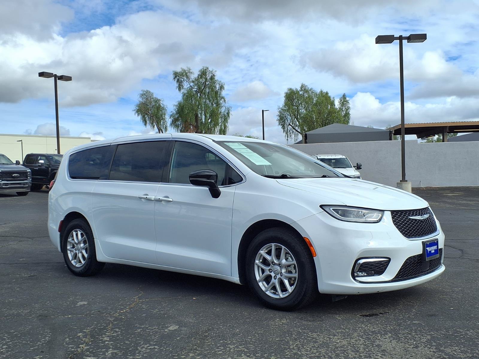 Used 2025 Chrysler Pacifica Select FWD image 8