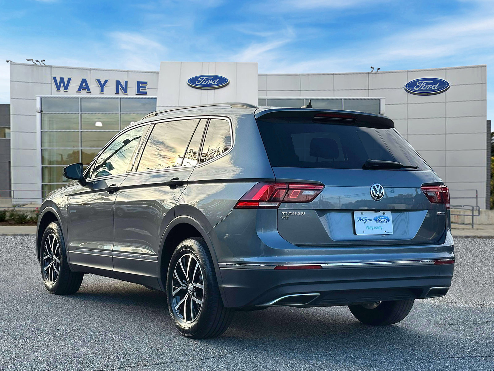 Used 2021 Volkswagen Tiguan SE w/ Panoramic Sunroof Package image 3