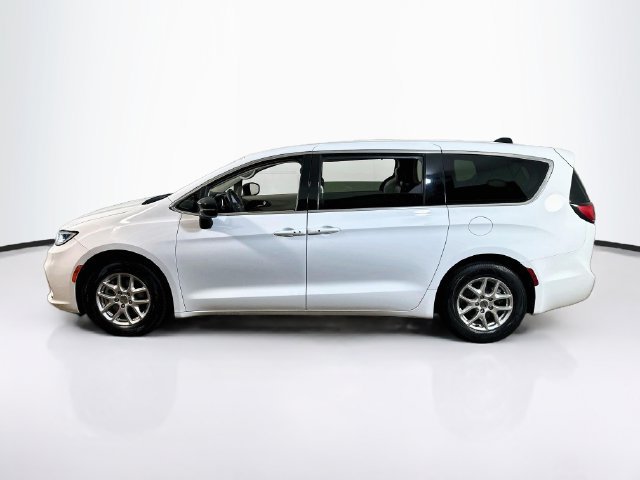 Used 2024 Chrysler Pacifica Touring-L FWD image 5