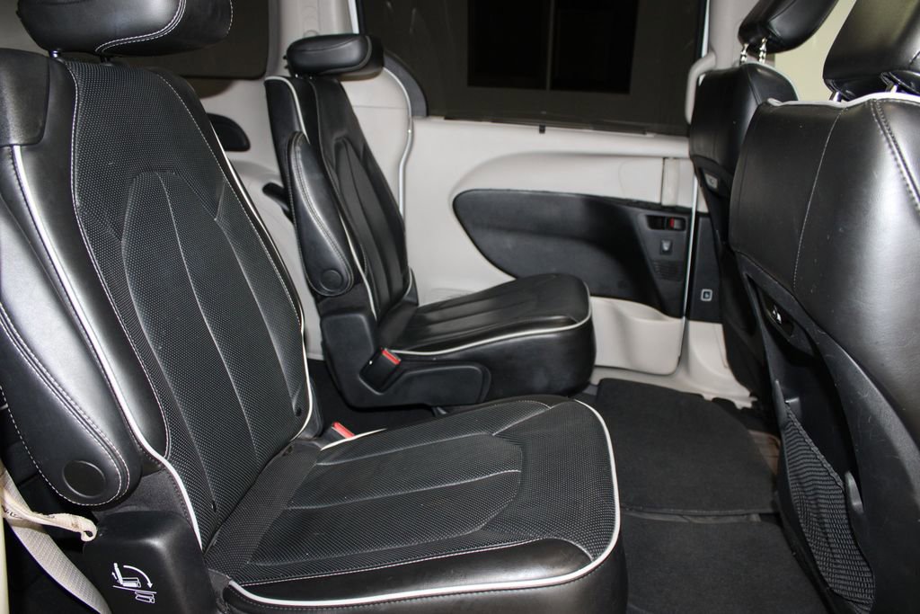 Used 2022 Chrysler Pacifica Limited image 35