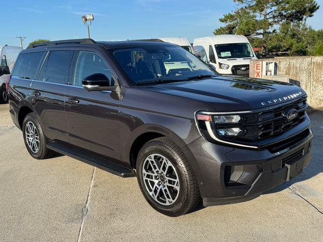 Certified 2025 Ford Expedition Active AWD/4WD image 3