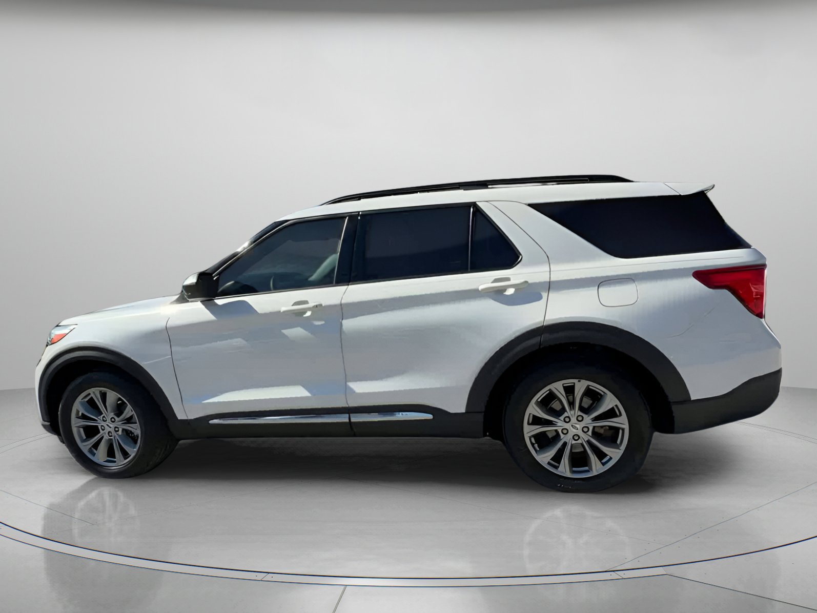 Certified 2022 Ford Explorer XLT w/ Equipment Group 202A image 16