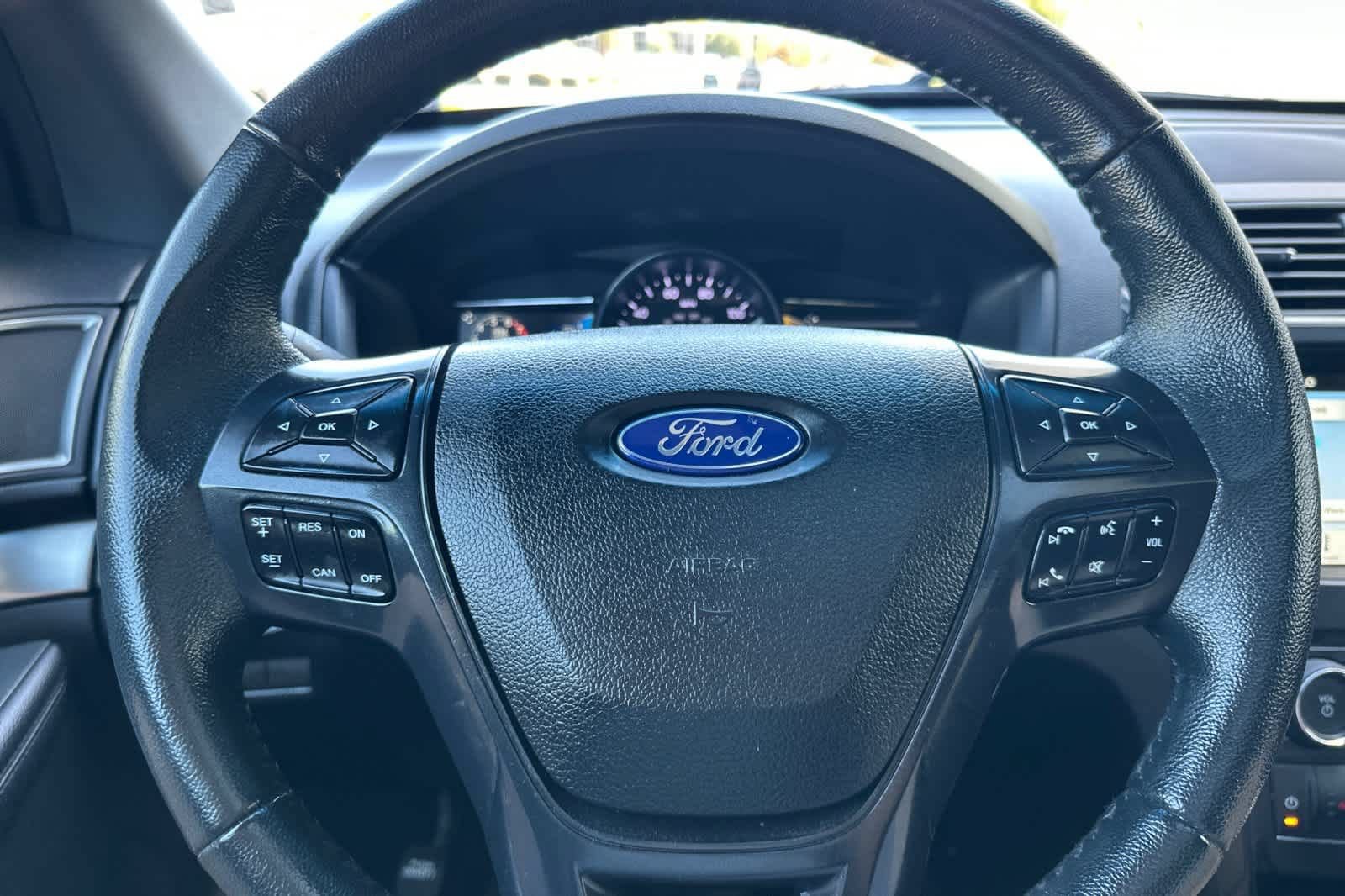 Certified 2018 Ford Explorer XLT w/ Equipment Group 202A FWD image 25
