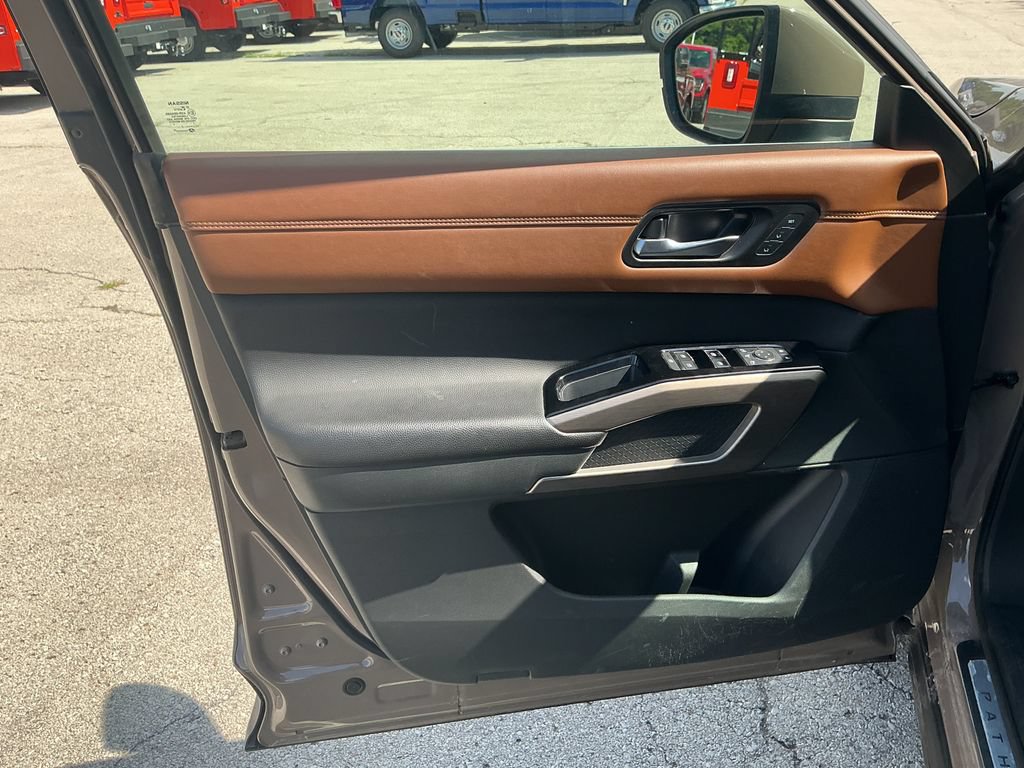 Used 2023 Nissan Pathfinder Platinum w/ Cargo Package AWD/4WD image 12