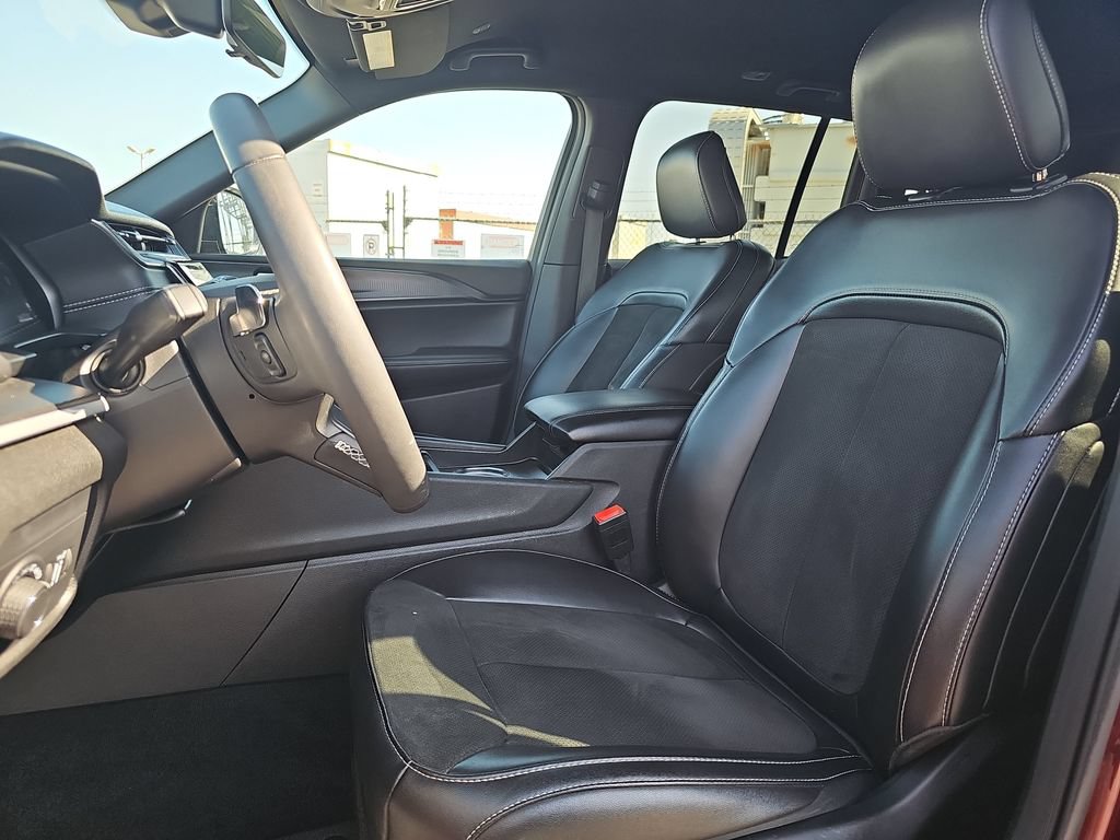 Used 2025 Jeep Grand Cherokee Altitude AWD/4WD image 15