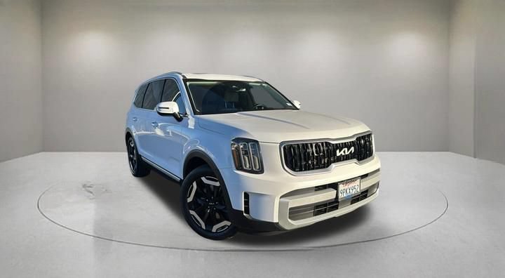 Used 2024 Kia Telluride EX w/ EX Captain's Chair Package AWD/4WD image 1