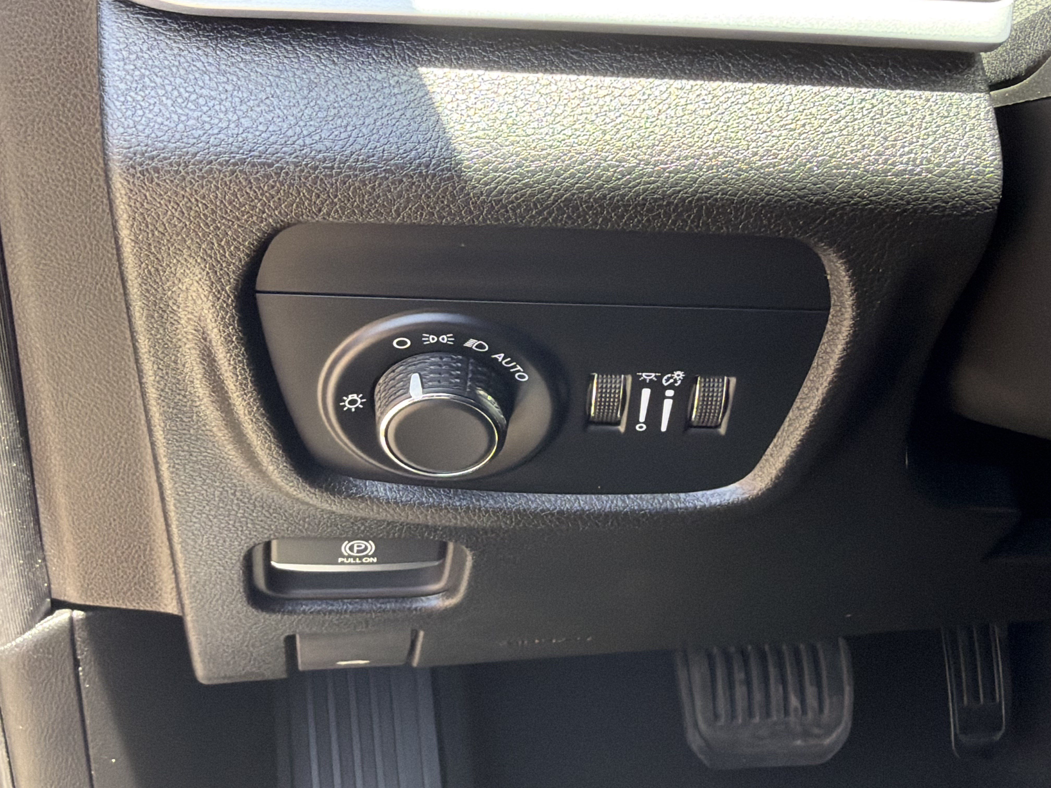 Used 2025 Jeep Grand Cherokee Laredo RWD image 20