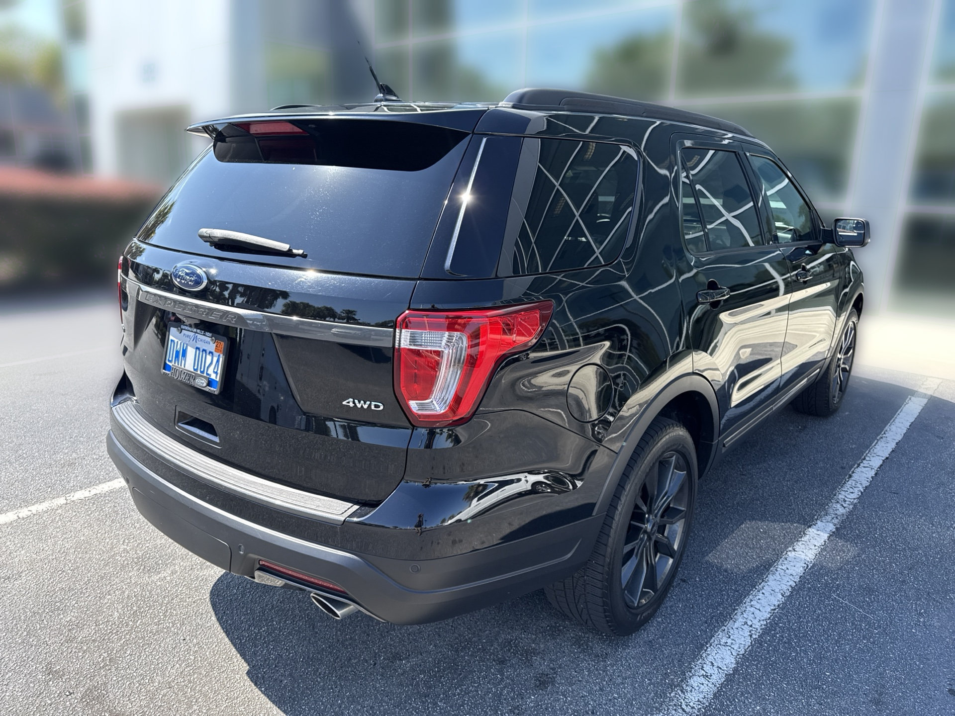 Certified 2018 Ford Explorer XLT w/ Equipment Group 202A AWD/4WD image 4