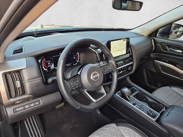 Used 2025 Nissan Pathfinder Platinum AWD/4WD image 15
