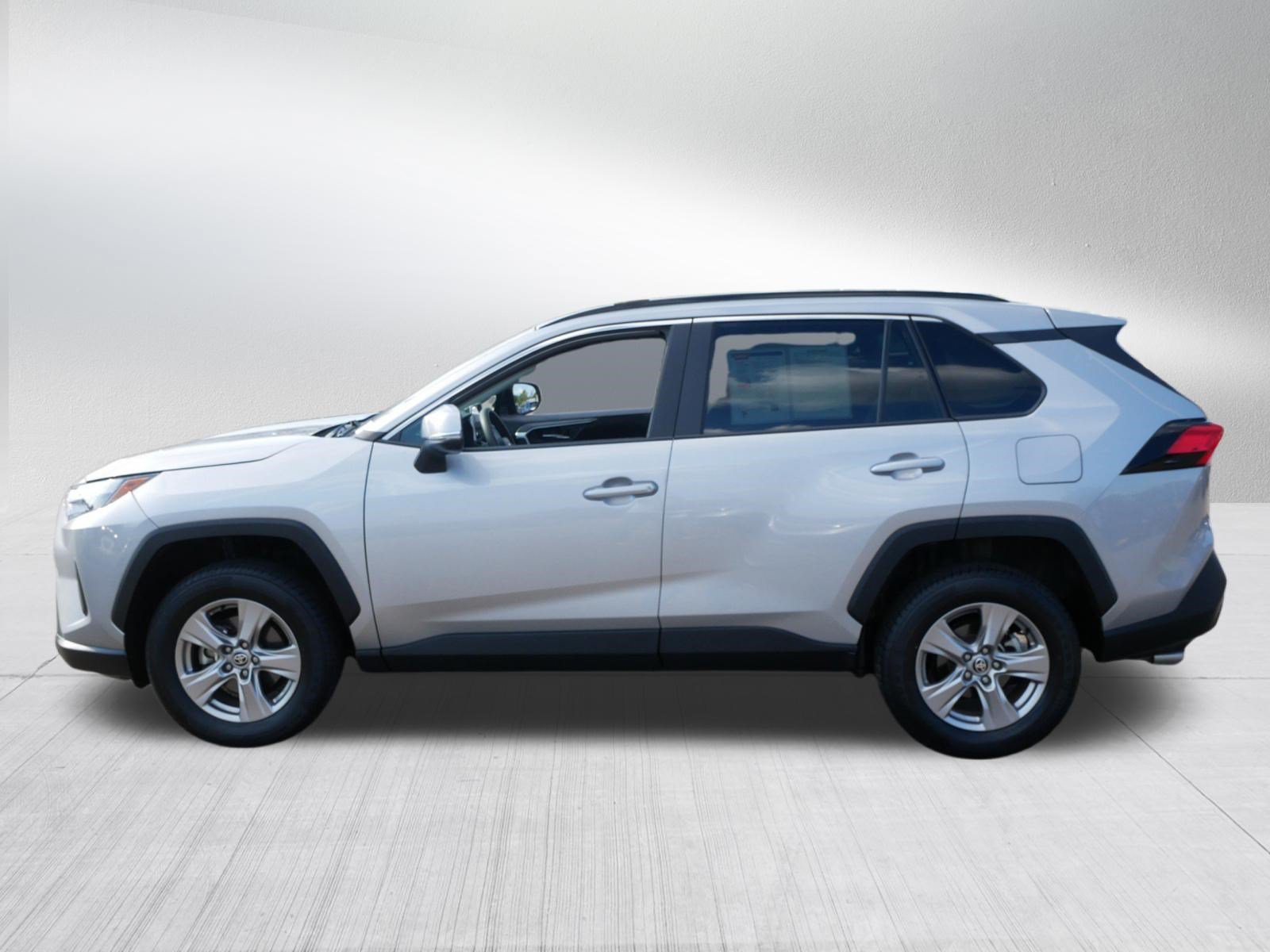 Used 2025 Toyota RAV4 XLE AWD/4WD image 4