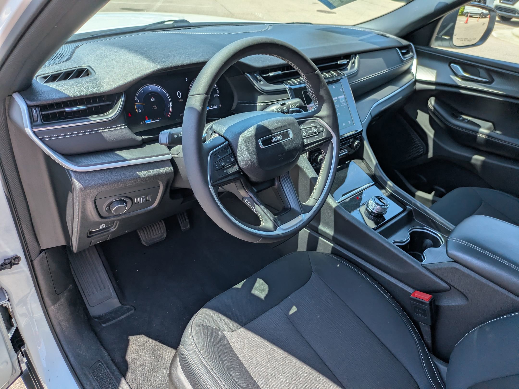 Used 2024 Jeep Grand Cherokee L Laredo w/ Luxury Tech Group I RWD image 14