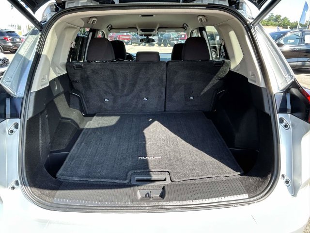 Used 2025 Nissan Rogue SV FWD image 29