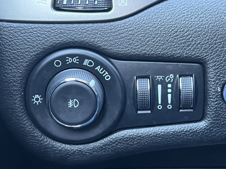 Used 2021 Jeep Cherokee Limited image 24