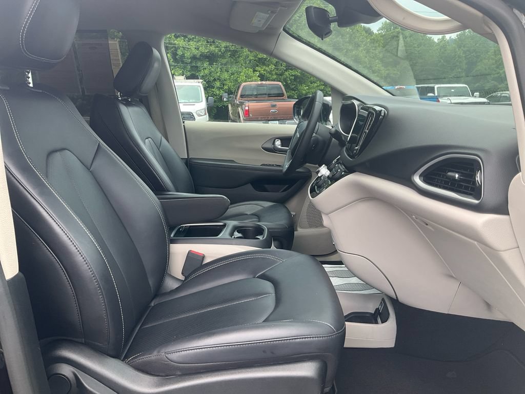 Used 2024 Chrysler Pacifica Touring-L FWD image 12