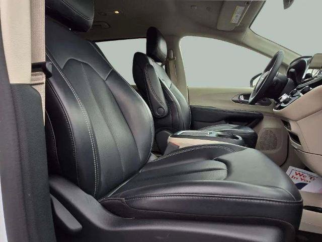 Used 2024 Chrysler Pacifica Limited FWD image 25