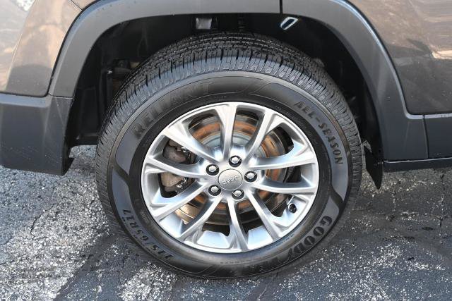 Used 2019 Jeep Cherokee Latitude Plus w/ Comfort/Convenience Group AWD/4WD image 16