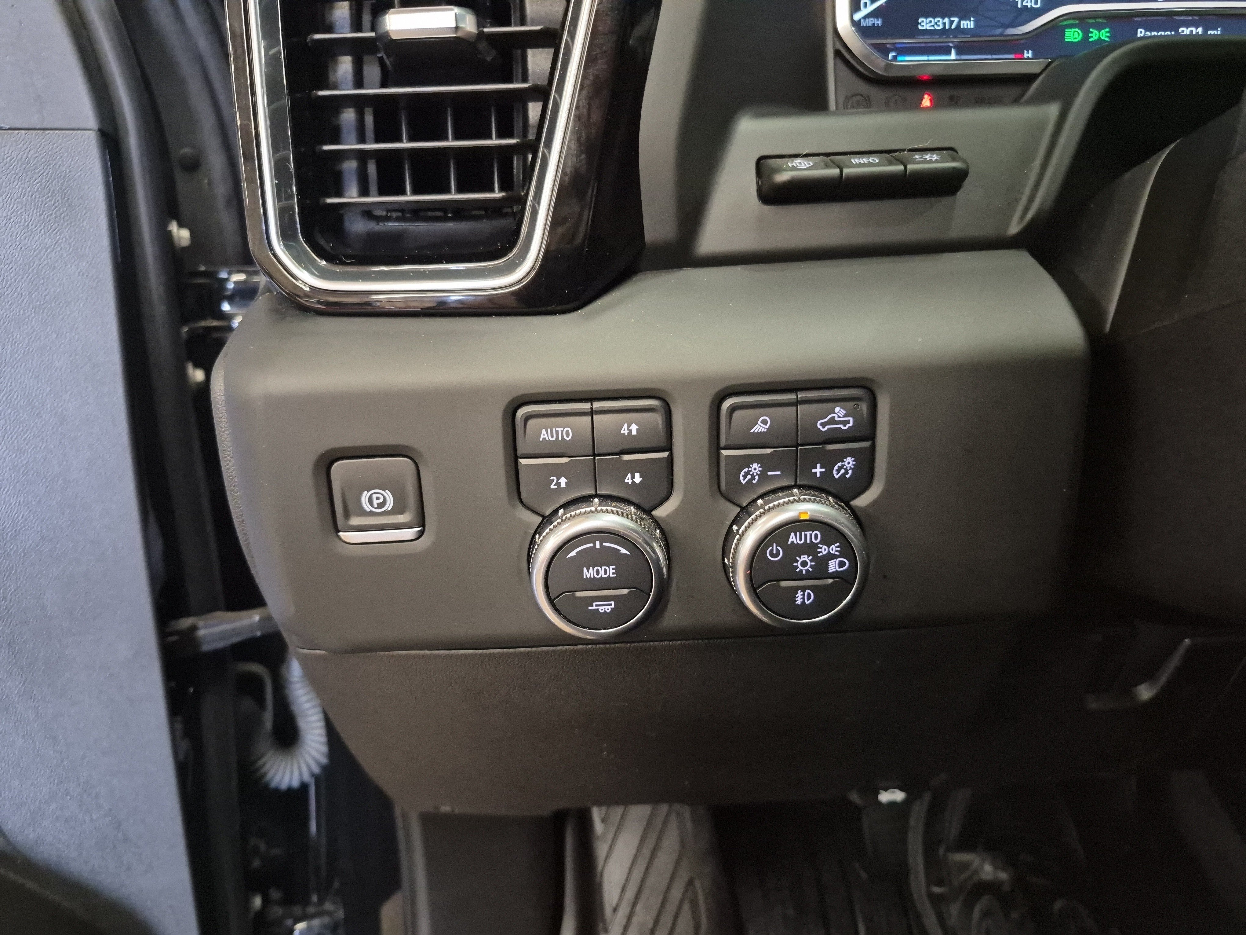 Used 2024 GMC Sierra 3500 Denali w/ Denali Reserve Package AWD/4WD image 22