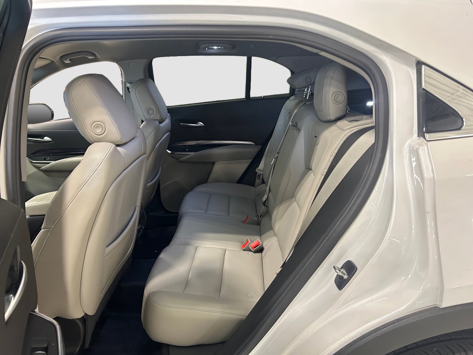 Used 2023 Cadillac XT4 Luxury w/ Cold Weather Package FWD image 18